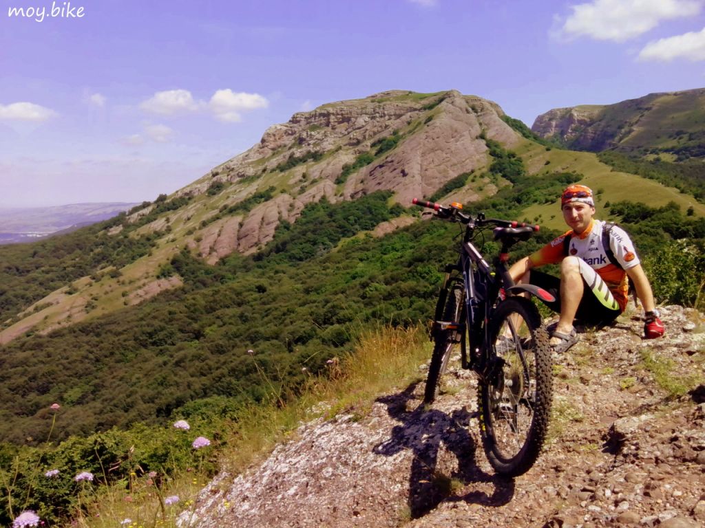 Русфет Кадыров на вершине горы с велосипедом