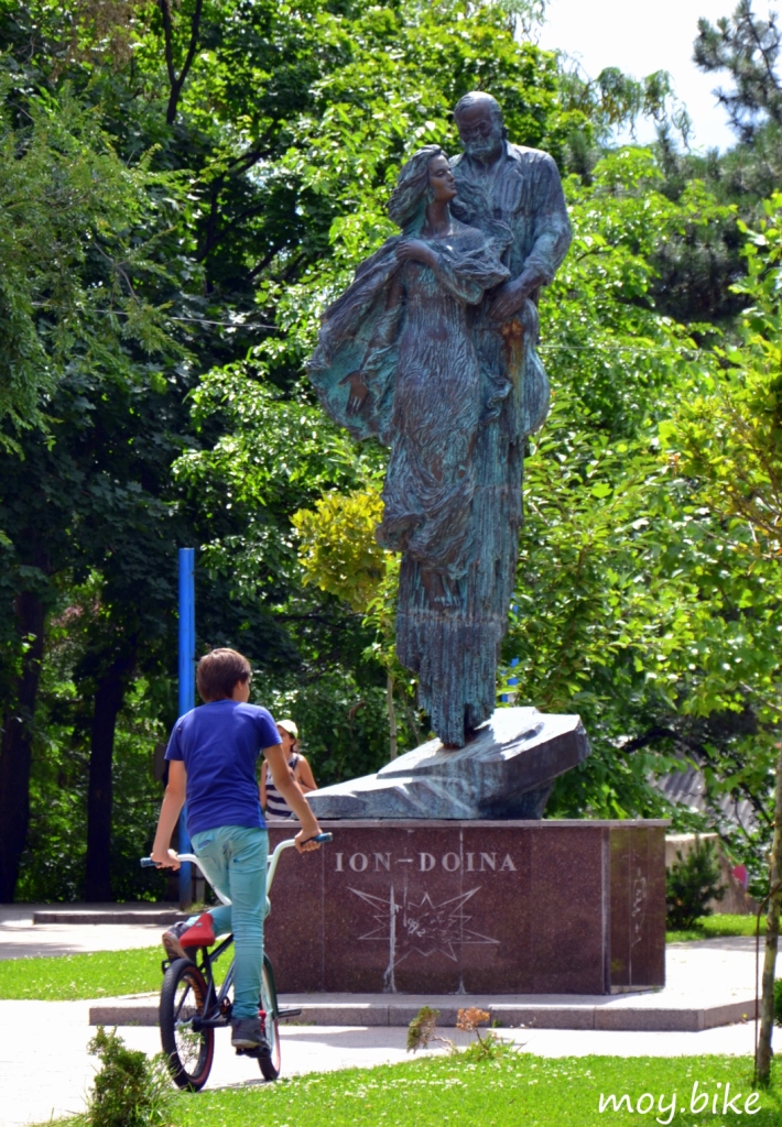 велосипедист в парке Молдовы