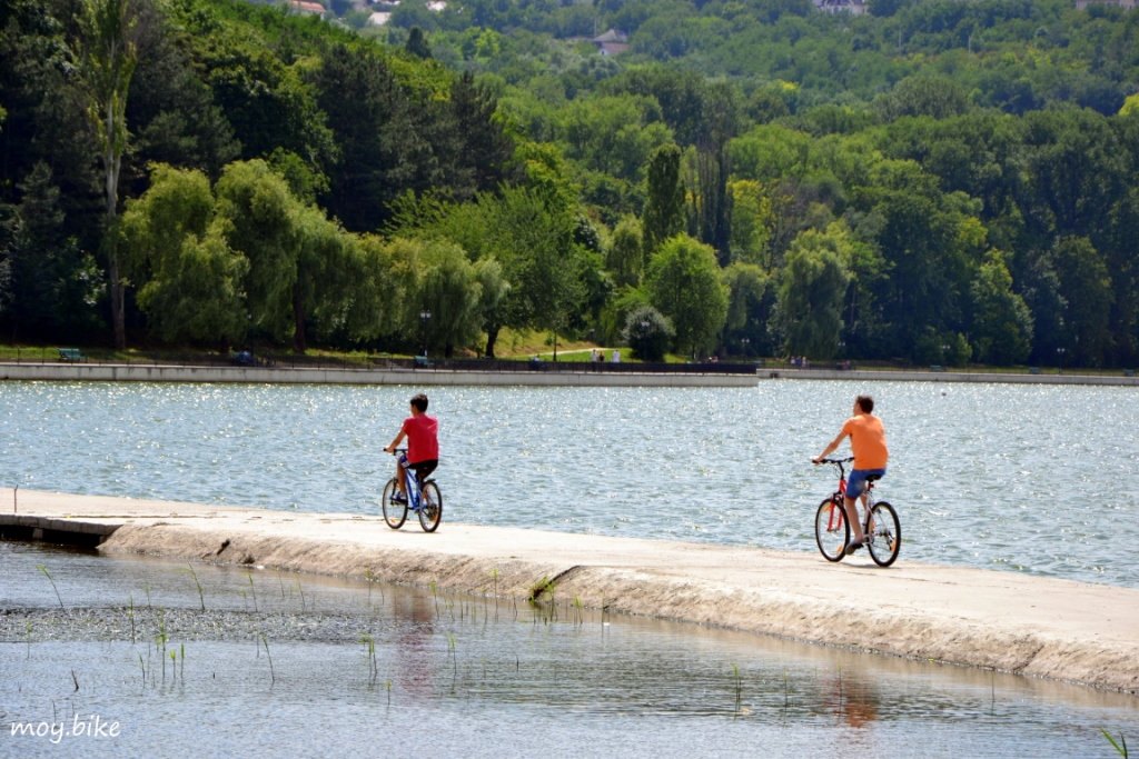 велосипедисты в парке Молдовы