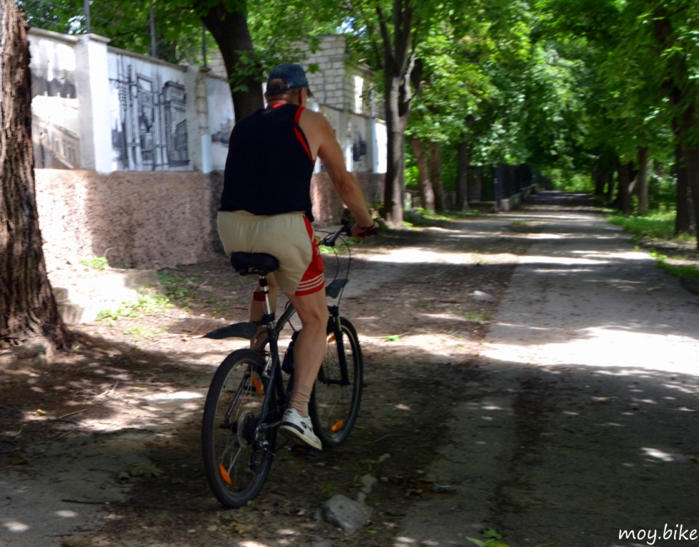 велосипедист в парке Молдовы