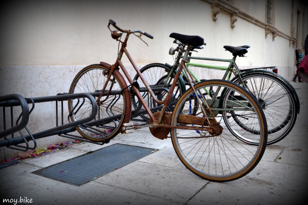 ржавый велосипед в Вероне Италия