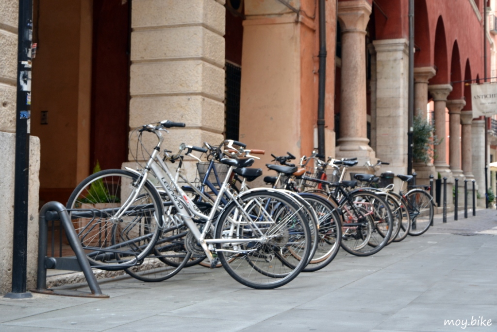 велосипедная стоянка в Италии фото