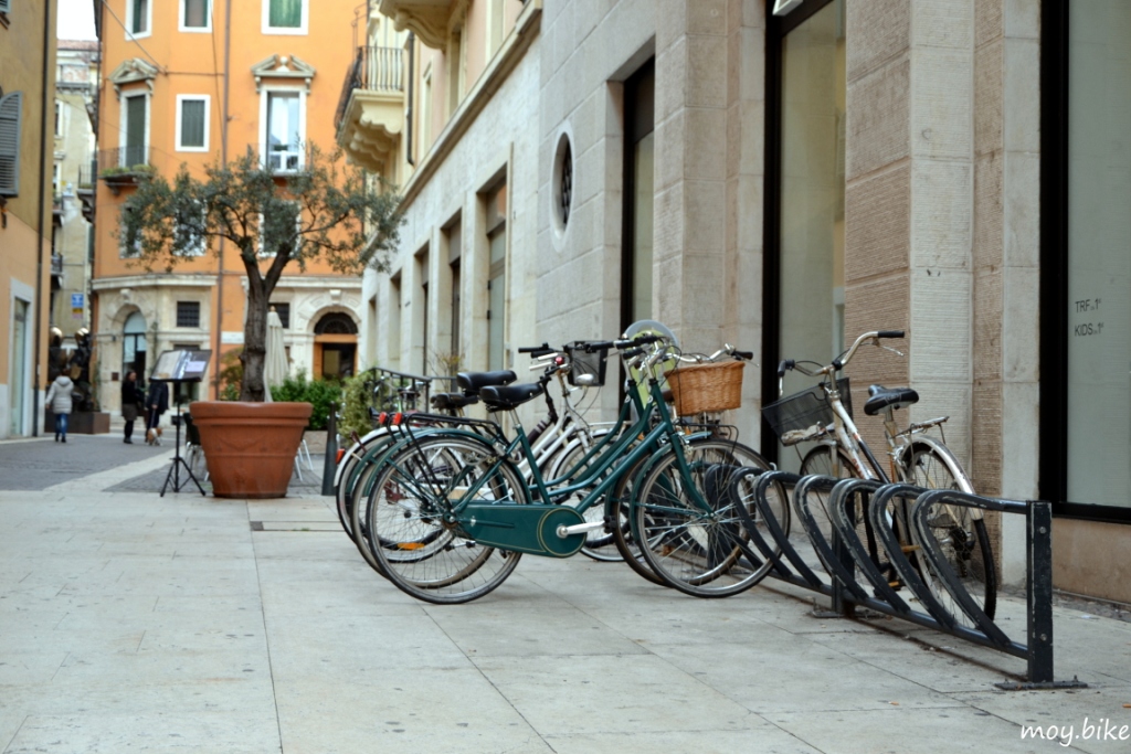 велосипедная стоянка в Италии фото