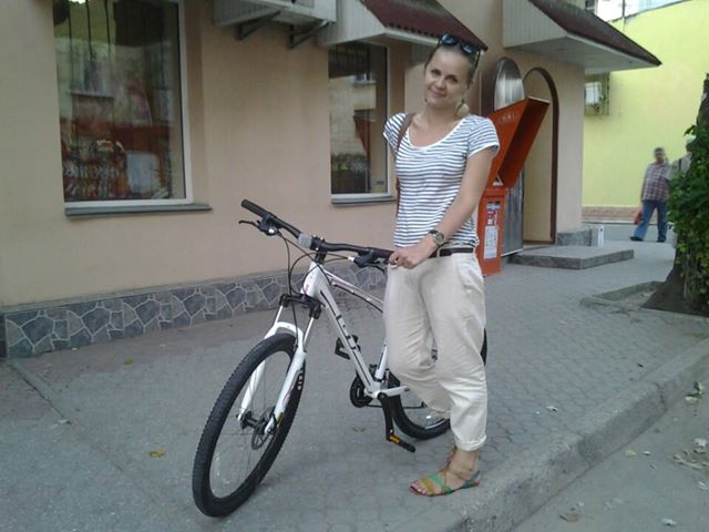 Даша Менячихина на велосипеде