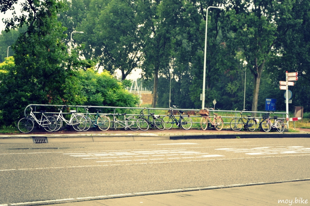 велопарковка в Амстердаме