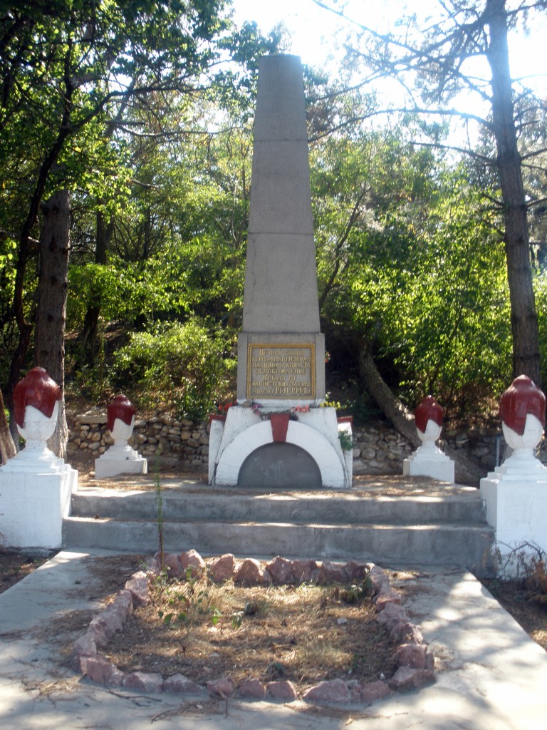 Памятник партизанам в Перевальном