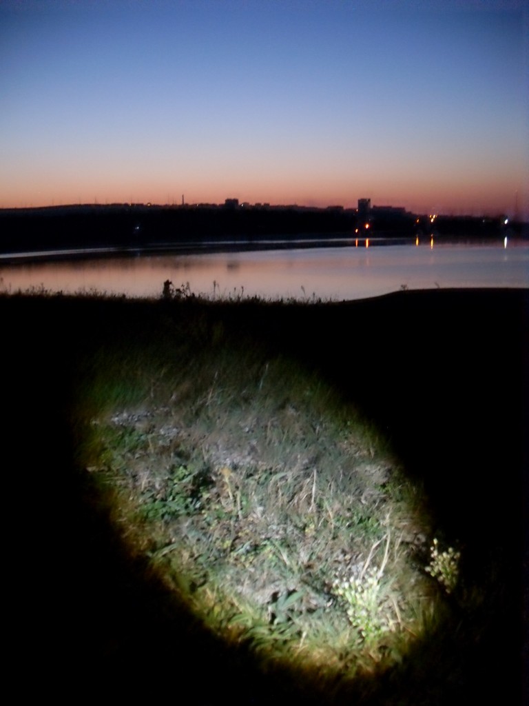 Свет фонаря  возле Симферопольского водохранилища