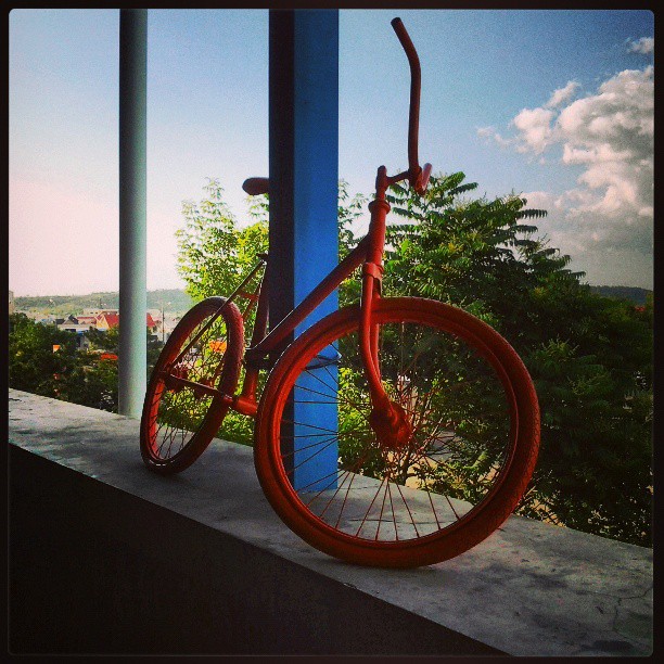оранжевый велосипед
