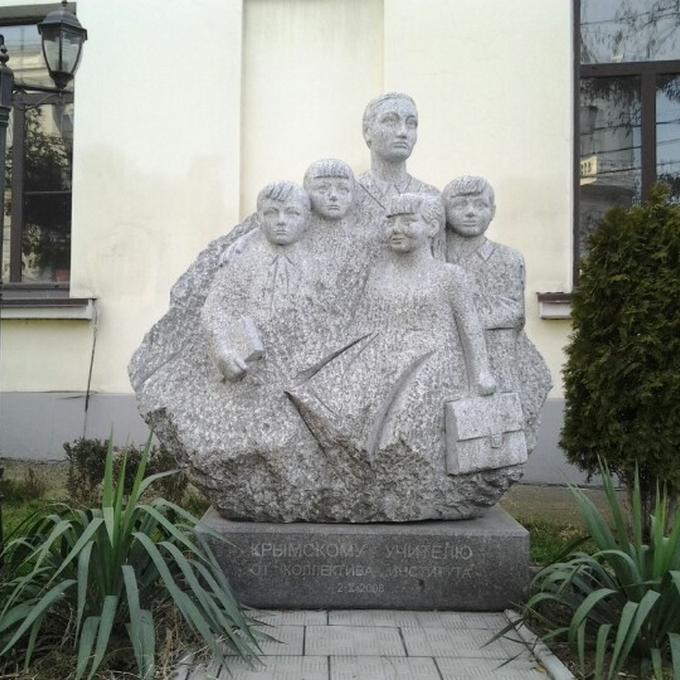 Памятник Крымскому учителю