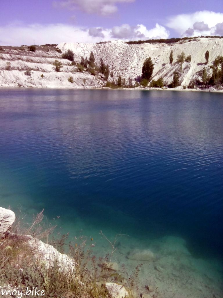 Погода в скалистом. Мраморное озеро Бахчисарайский район. Скалистое голубое озеро. Мраморное озеро Скалистое. Карьер мраморный Симферополь.